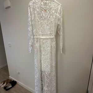Elegant White Lace Robe